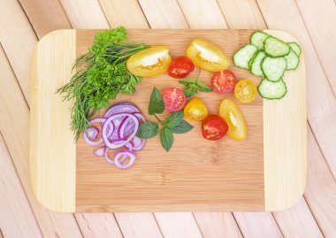 Sebze salatası üzerinde kesme.