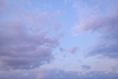 Bulutlu mavi gökyüzü.