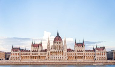 Tuna Nehri üzerindeki Budapeşte kentinde parlamento binası