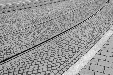 Tramvay rayları kaldırım taşlarına yakın çekim