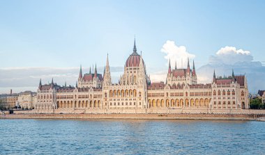 Tuna Nehri üzerindeki Budapeşte kentinde parlamento binası