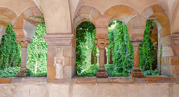 Kolommen van het oude gebouw, Romeinse stijl terrassen en tuin — Stockfoto