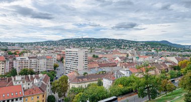 Tuna Nehri üzerindeki Budapeşte şehrinin bir sonbahar günü manzarası.