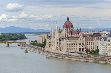 Tuna Nehri üzerindeki Budapeşte kentinde parlamento binası