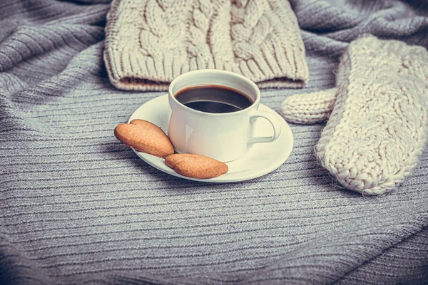 A cup of coffee on a table covered with a blanket. — Stockfoto