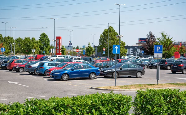 Parcheggio auto nella città di Zagabria, Croazia. — Foto Stock