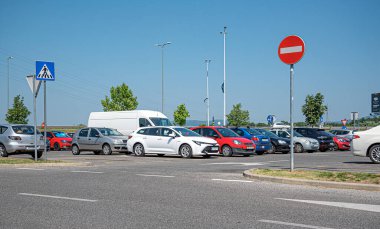 Hırvatistan 'ın Zagreb kentinde araba parkı.