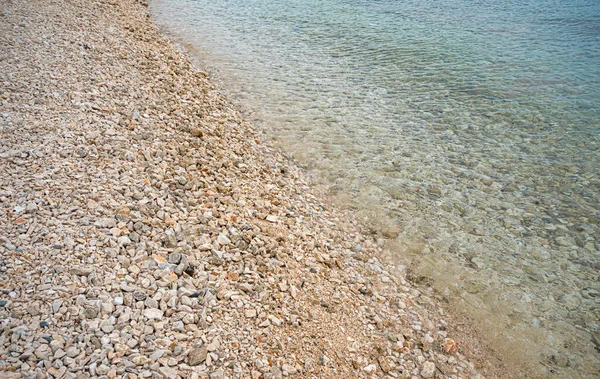 Lecho marino rocoso con agua. — Foto de Stock