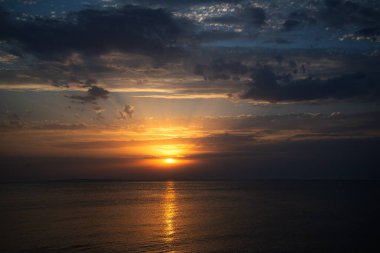 Deniz kıyısında güzel bir gün batımı.