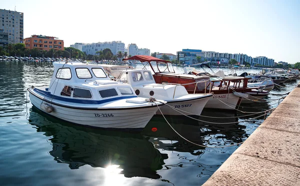 Boote liegen in der Stadt Zadar, Kroatien. — Stockfoto