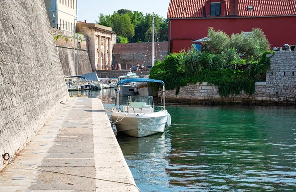 Μικρό λιμάνι στην πόλη Ζαντάρ της Κροατίας. — Φωτογραφία Αρχείου