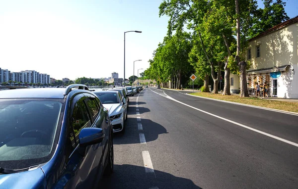 Parking callejero en la ciudad de Zadar, Croacia. — Foto de Stock