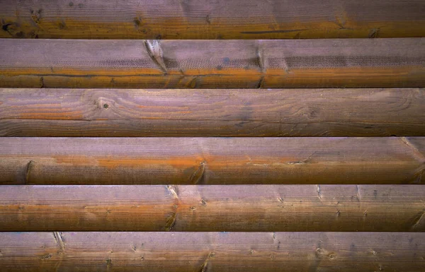 Ο τοίχος είναι κατασκευασμένος από ομοιογενείς ξύλινους κορμούς. — Φωτογραφία Αρχείου