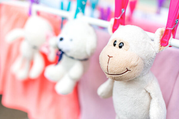 Мягкие игрушки сушат в сушилке.