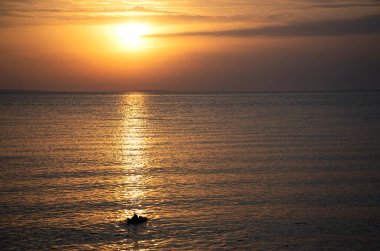 Deniz kıyısında güzel bir gün batımı.