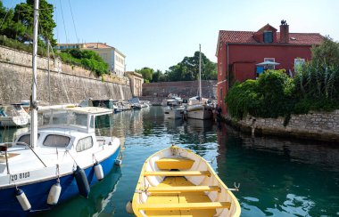 Hırvatistan 'ın Zadar kentinde küçük bir liman.