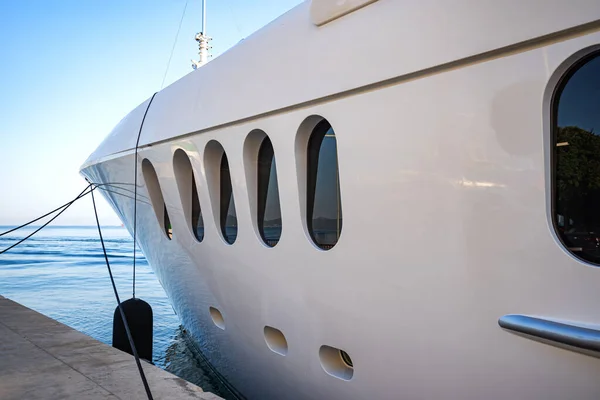 The bow of a yacht moored in the port. — Stock Photo, Image