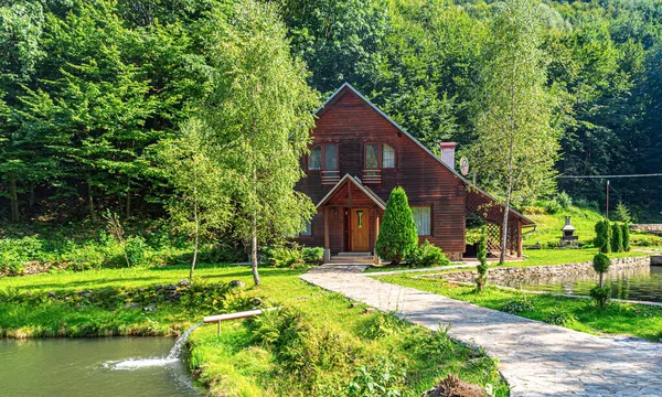 Casa de madeira acolhedora na floresta. — Fotografia de Stock