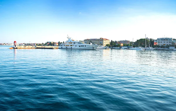 Beautiful yachts in the city port. — Stock Photo, Image