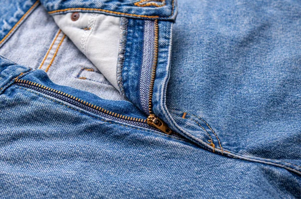 Jeans Reißverschluss. Man sieht deutlich, wie es genäht wird. — Stockfoto