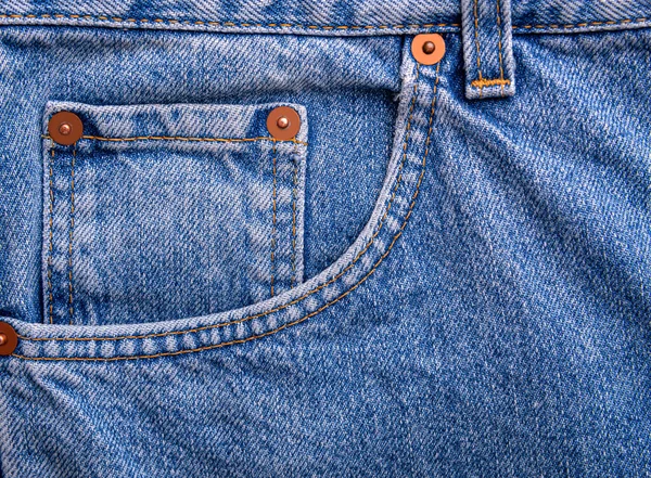Kleine Jeanstasche in Großaufnahme. Die Nähte sind deutlich sichtbar. — Stockfoto