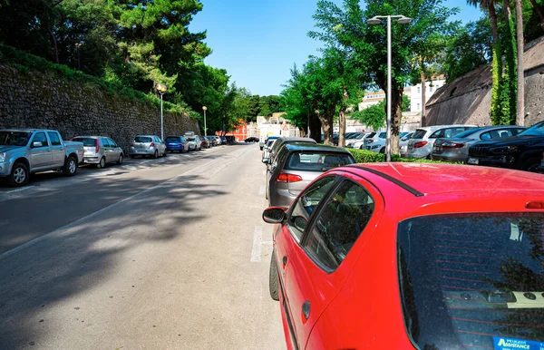 Parkování na ulici ve městě Zadar, Chorvatsko. — Stock fotografie