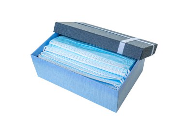 İçinde tıbbi maskeler olan bir hediye kutusu..