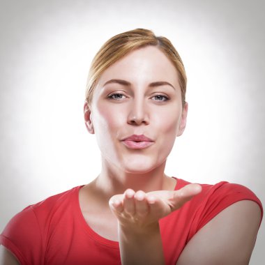 sarışın kadın hava öpücük gönderme