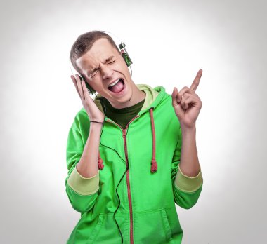 Kulaklıkla müzik dinleyen adam.