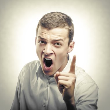 kızgın genç adam. 