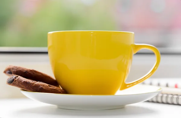 Çay bir pencere üzerinde. — Stok fotoğraf