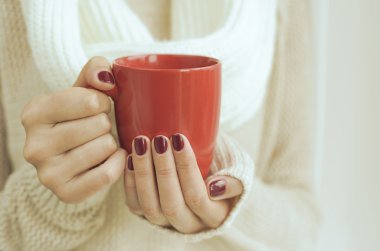 Çay veya kahve kadın elinde.