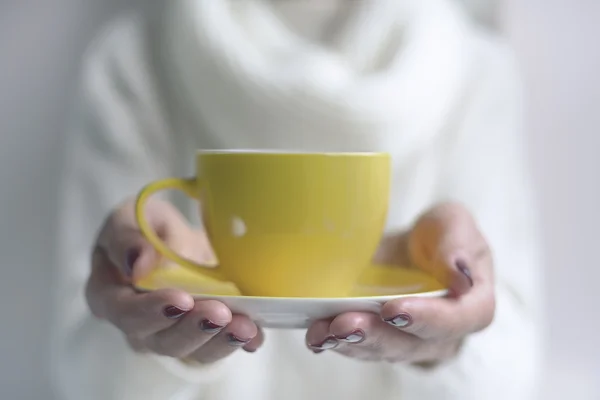 Tasse Tee oder Kaffee in weiblicher Hand. — Stockfoto