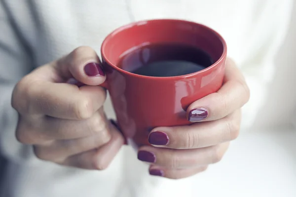 Tasse Tee oder Kaffee in weiblicher Hand. — Stockfoto