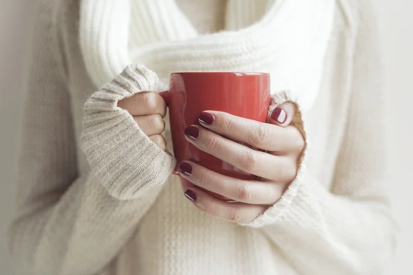 Tasse Tee oder Kaffee in weiblicher Hand. — Stockfoto