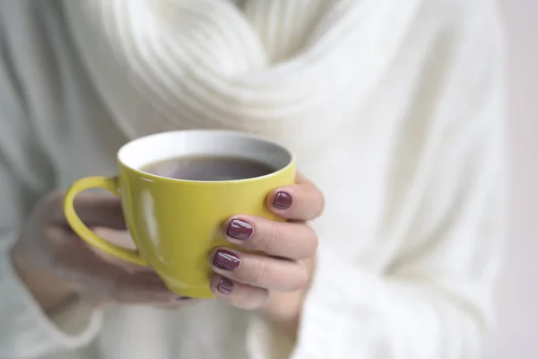 Taza de té o café en manos femeninas . — Foto de Stock