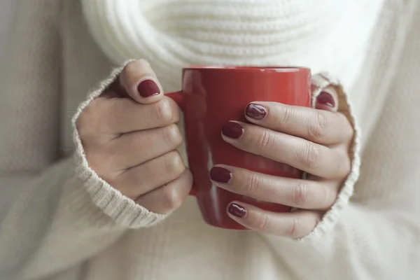 Taza de té o café en manos femeninas . — Foto de Stock