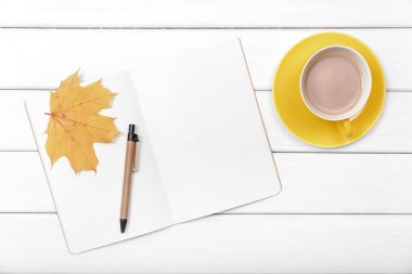 Defter ile sonbahar yaprakları ve kahve.