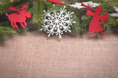 Çam dalları oyuncaklar bileşimi.