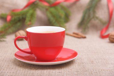 Bir yılbaşı dekor içinde kırmızı Kupası.