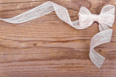 ahşap arka plan üzerinde beyaz yay.