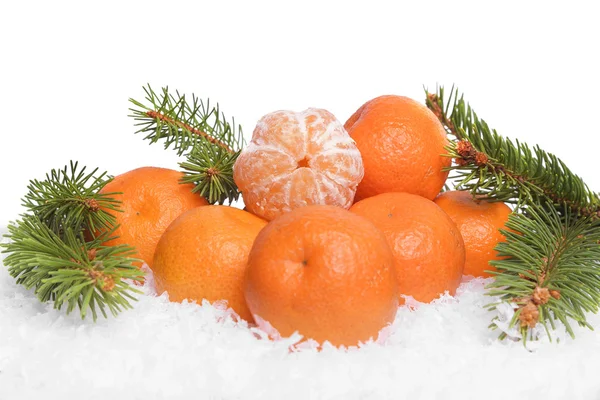 Mandarinen auf Schnee mit Tannenzweigen. — Stockfoto