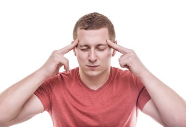 genç adam düşünüyor.