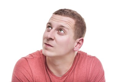 Adam uzakta görünüyor.