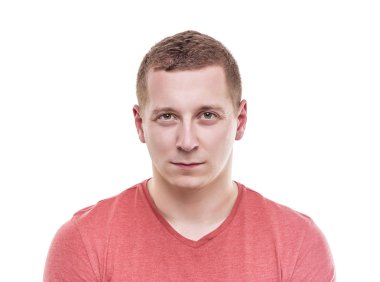 Adam kameraya bakar.