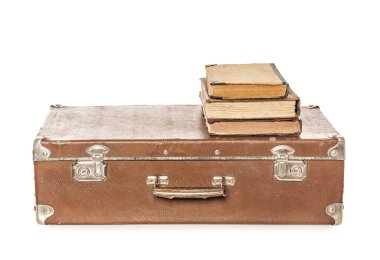 Eski bir bavul üzerinde eski kitaplar.