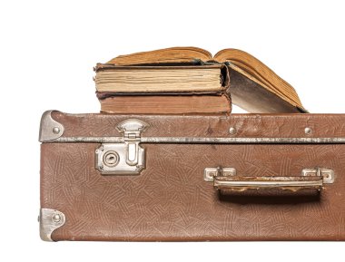 Eski bir bavul üzerinde eski kitaplar.