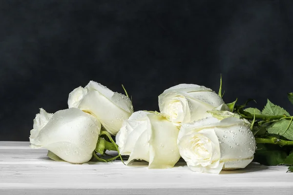 Rose bianche su tavole bianche . — Foto Stock