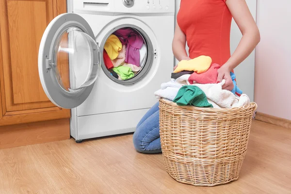 Vrouw en een wasmachine. — Stockfoto