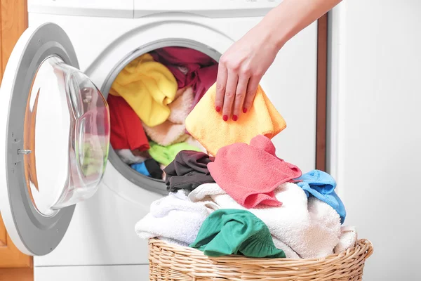 Woman and a washing machine. — Stock Photo, Image